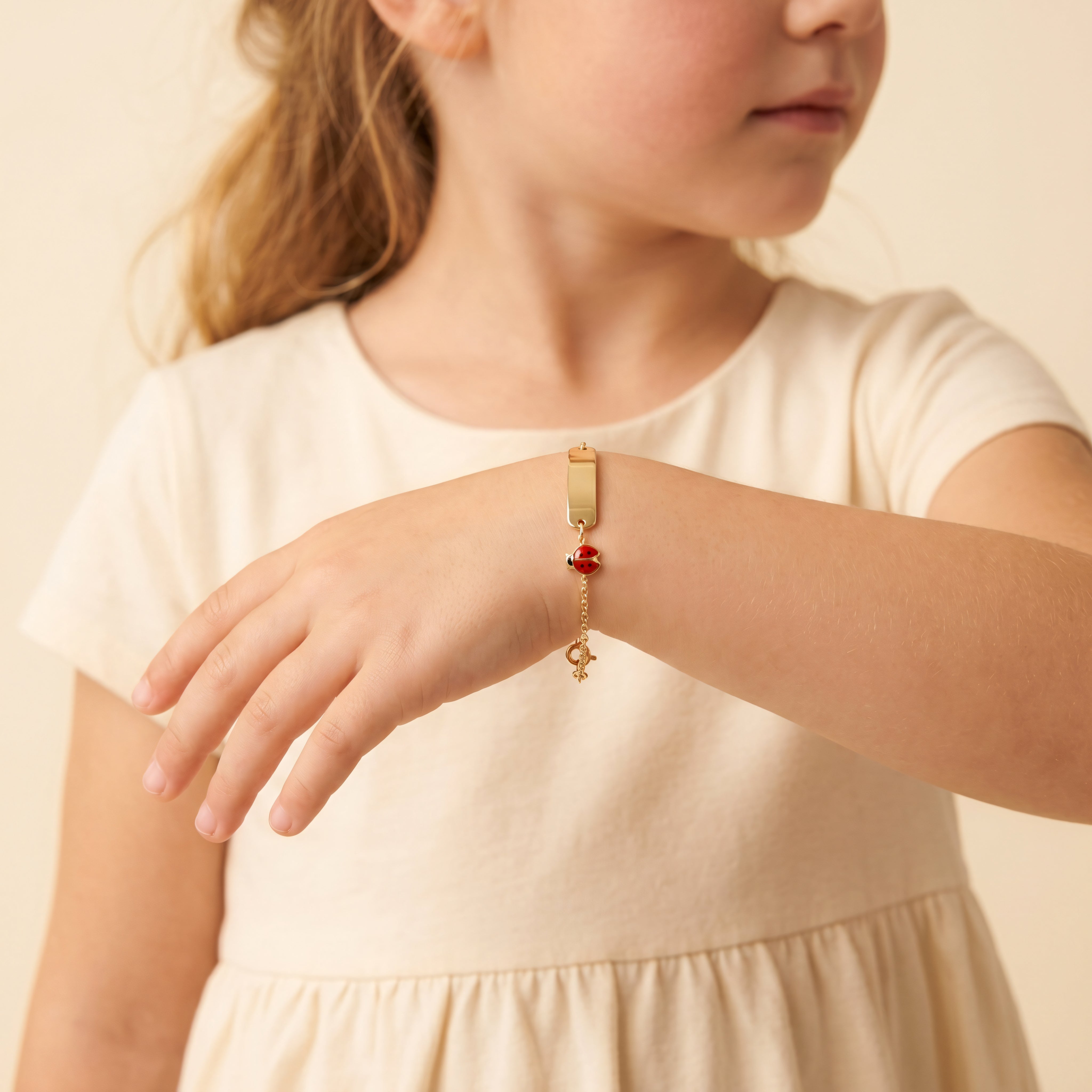 Armband 585 Gelbgold Marienkäfer-Element – Splendido – porté au poignet