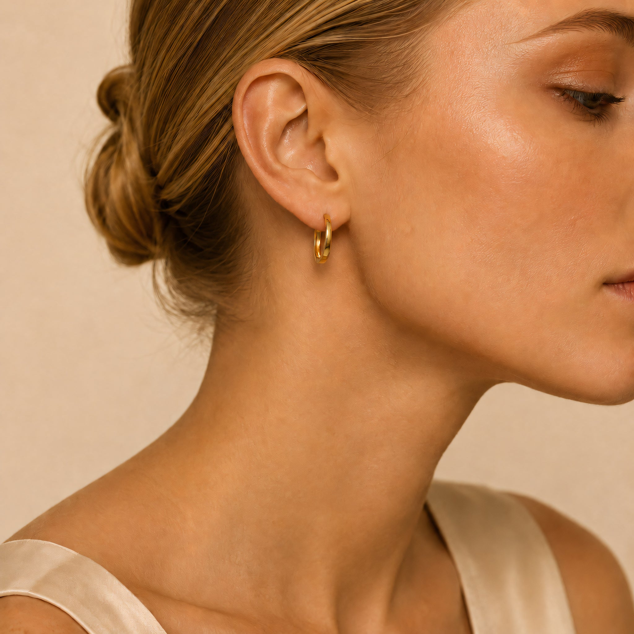 Ohrringe 585 Gelbgold Creolen oval Glanz – Splendido – macro detail