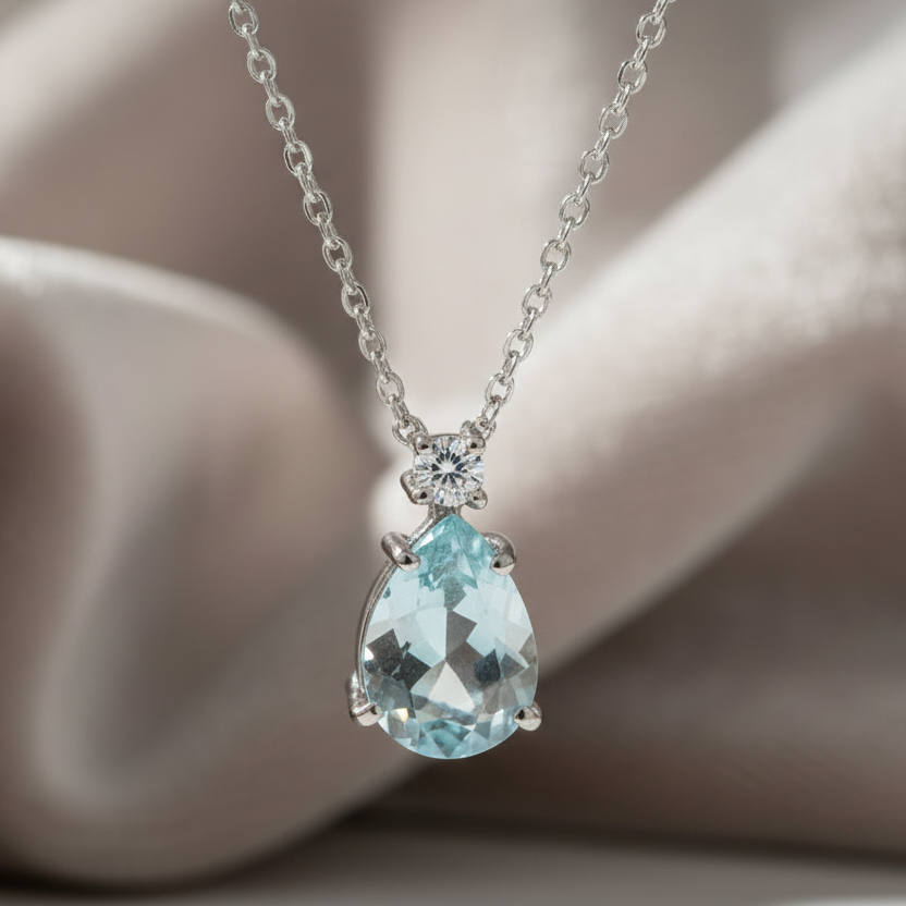 Halskette 585 Weißgold Aquamarin Brillant Tropfen – Splendido – worn at the neck