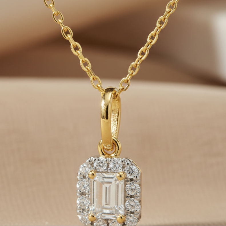 Collier 585 Gelbgold Brillant Emerald-Cut Pavé – Splendido – worn at the neck