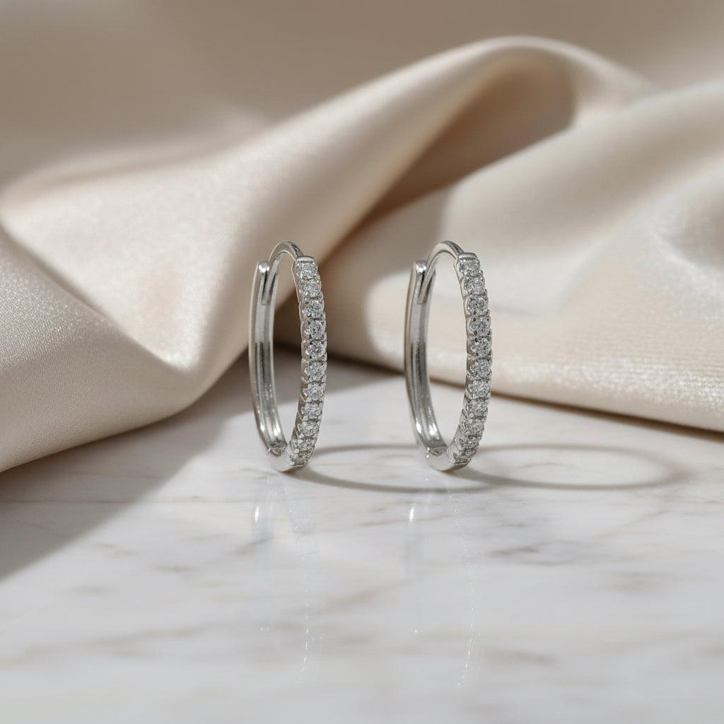 Creolen 585 Gold Zirkonia Krappenreihe – Splendido – aan het oor gedragen