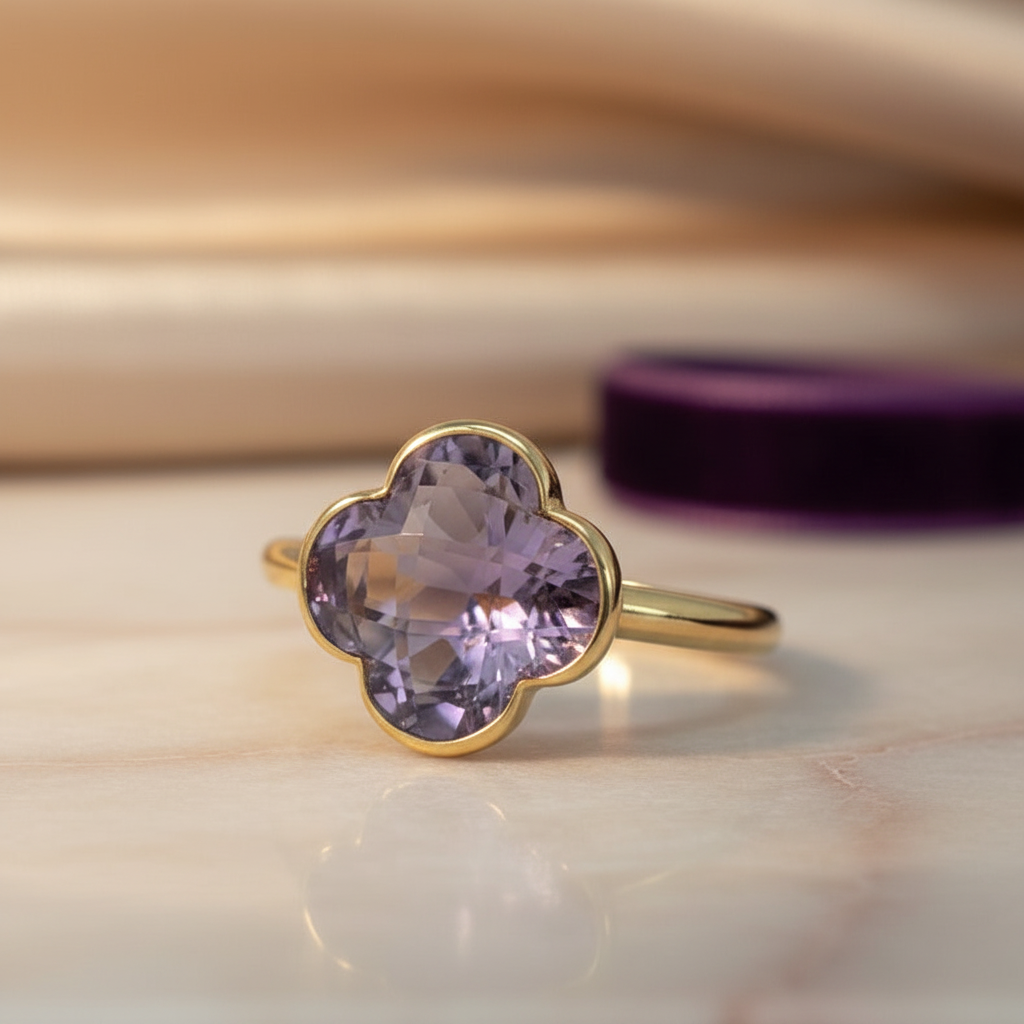 Ring 585 Gelbgold Amethyst Kleeblatt Solitär – Splendido – szczegół makro
