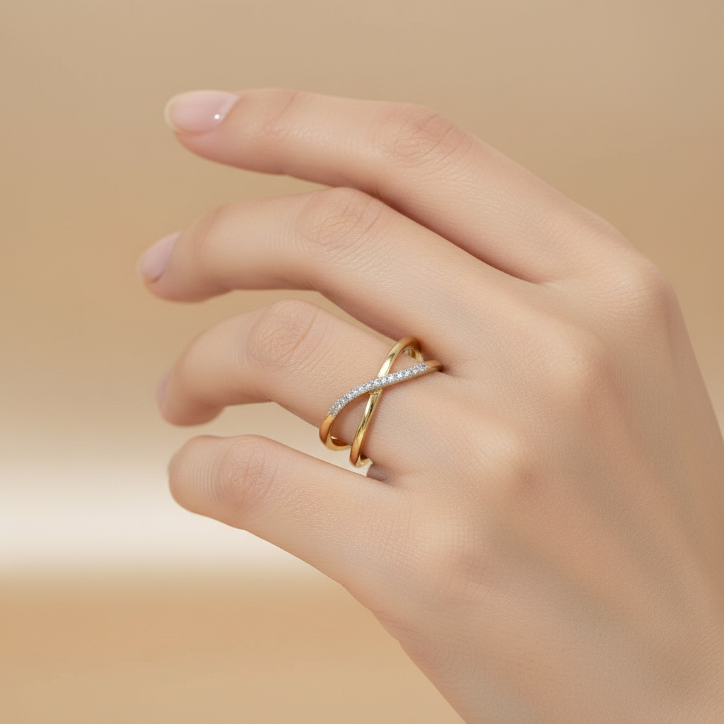 Primer plano – Anillo de oro amarillo 585 con diamante talla brillante de 0,07 ct, bandas cruzadas
