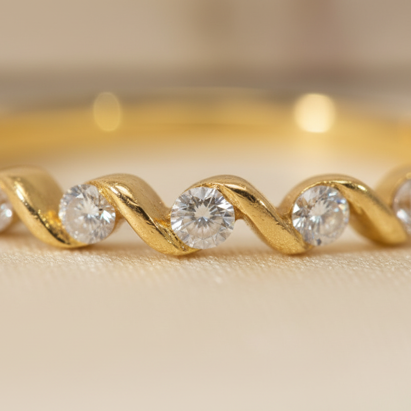 Ring 585 Gold Brillanten 0,10 ct gedrehte Linie – Splendido – aan de vinger gedragen