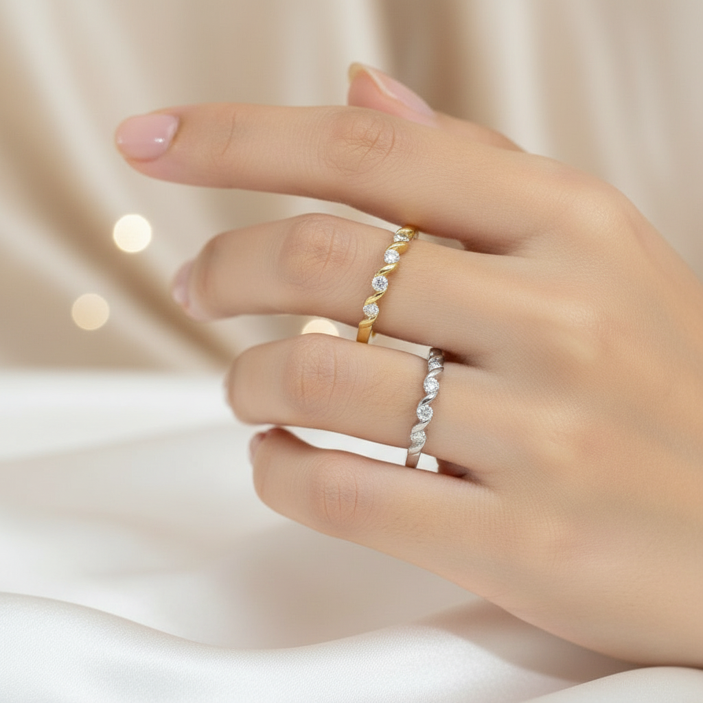 Primer plano – Anillo de oro 585 con diamantes talla brillante de 0,10 ct, línea retorcida