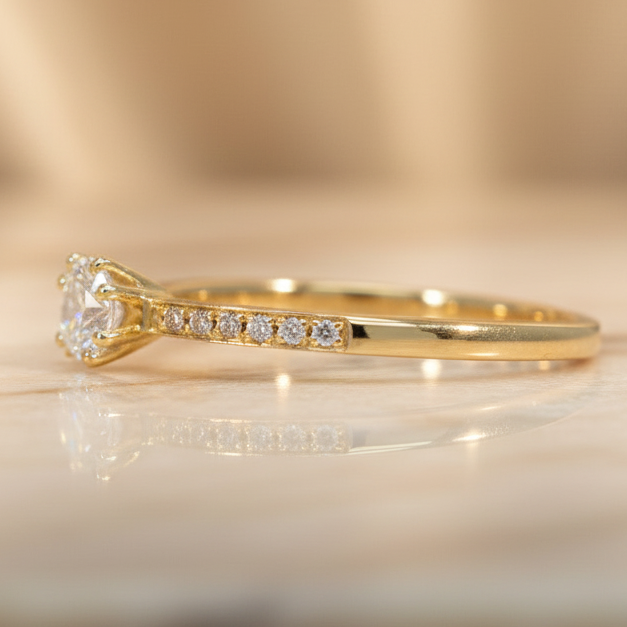 Ring 585 Gold Brillant Solitär Verlobungsring 0,22 ct – Splendido – porté au doigt