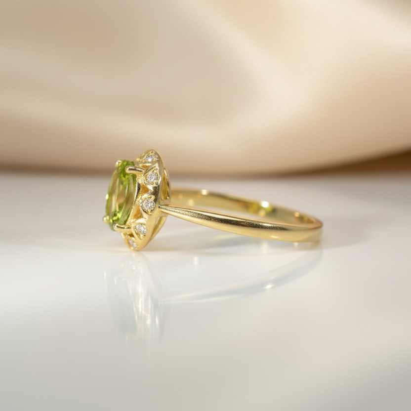 Ring 585 Gelbgold Peridot Brillant Halo – Splendido – noszony na szyi