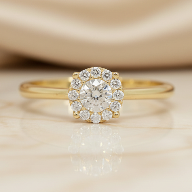 Ring 585 Gelbgold Zirkonia Solitär Halo – Splendido – porté au doigt