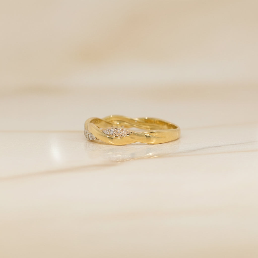 Ring 585 Gelbgold Zirkonia geflochtenes Muster – Splendido – na palcu