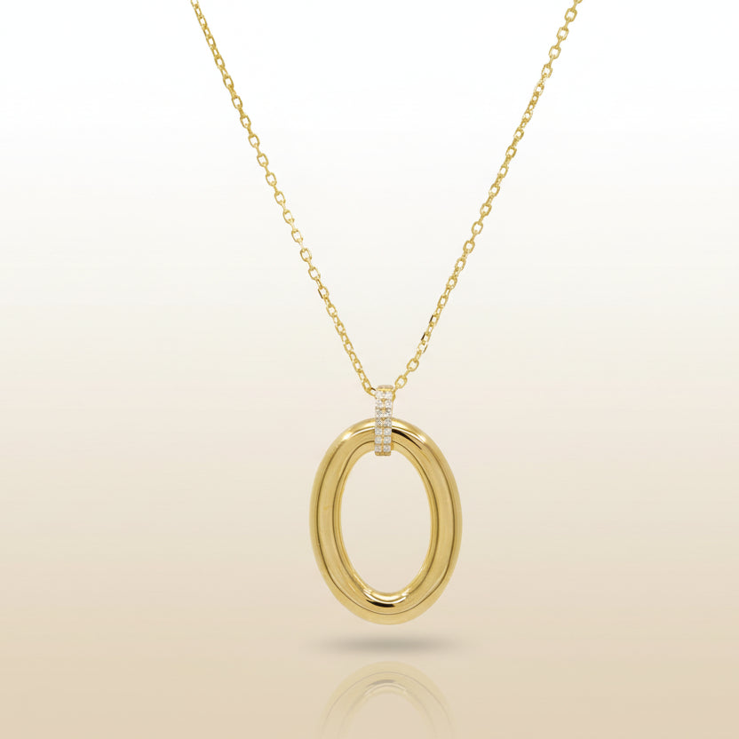 Vergoldetes Collier mit großem, doppelt gearbeiteten ovalen Anhänger und zirkoniabesetzter Anhängeröse an feiner Kette vor weißem Hintergrund.