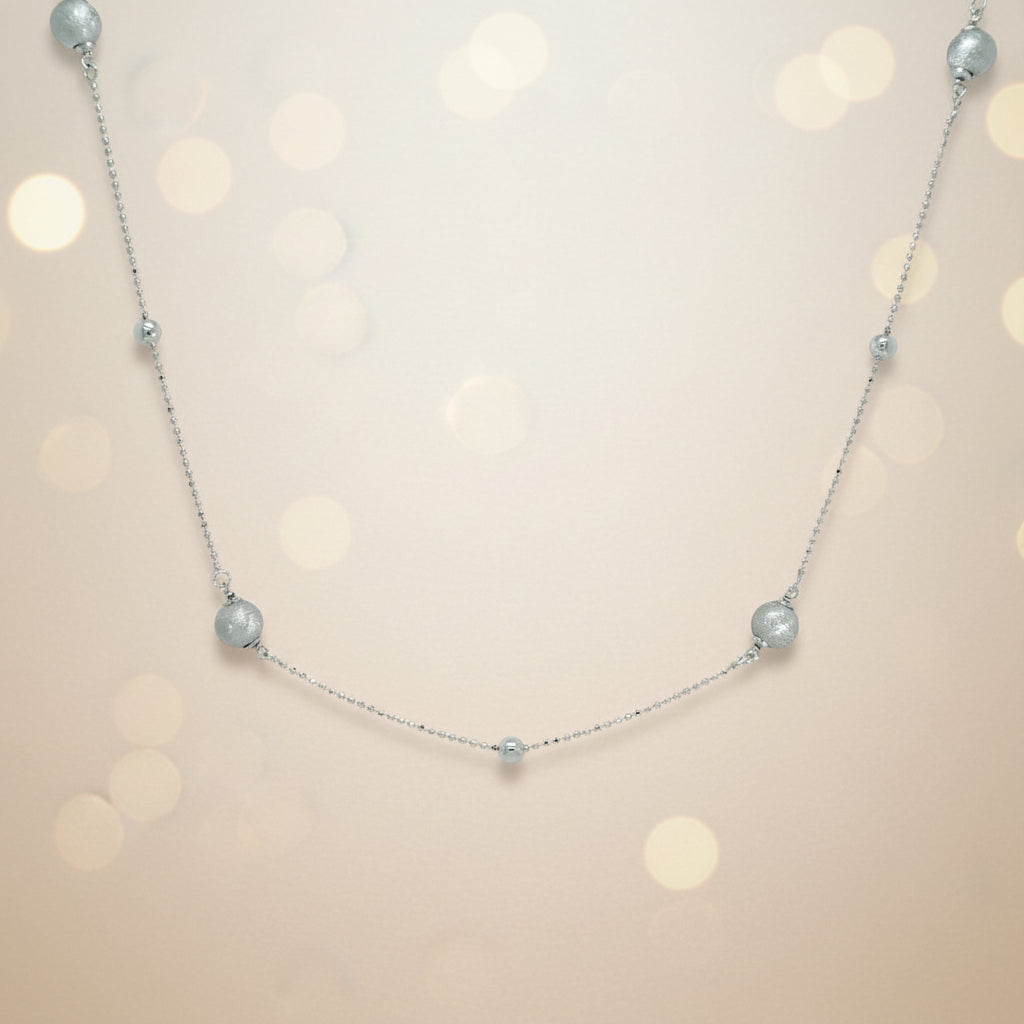 Delicata catena a palline con dettagli opachi