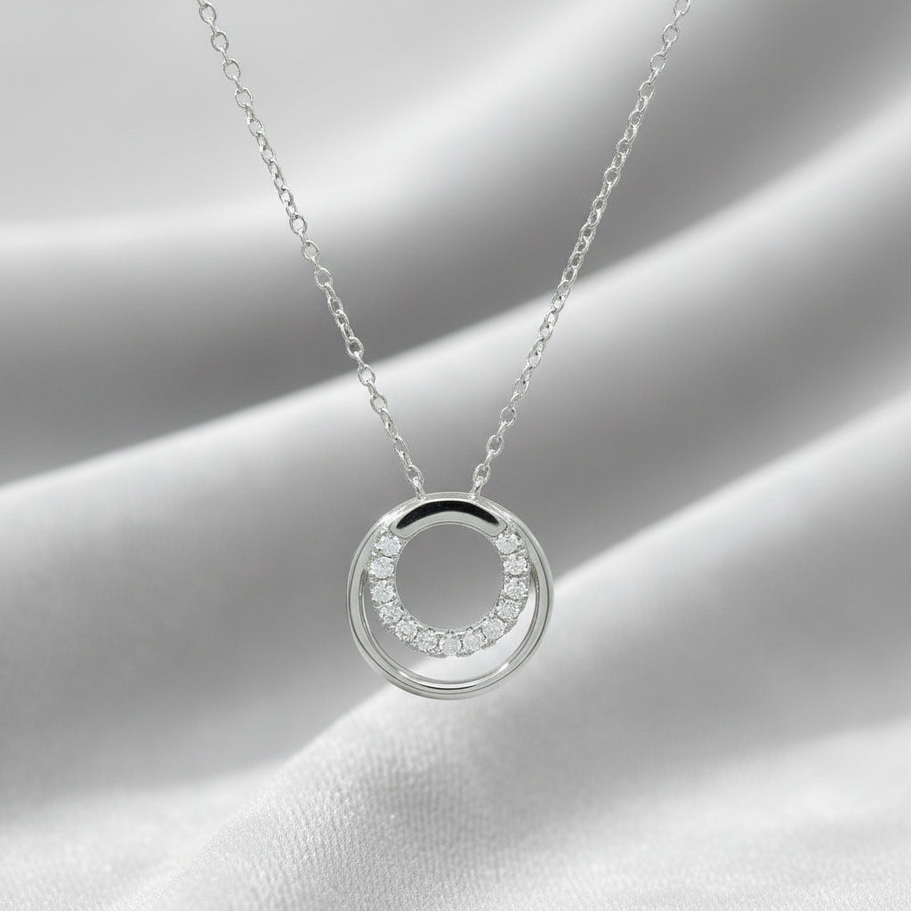Silver chain with sparkling circular pendant