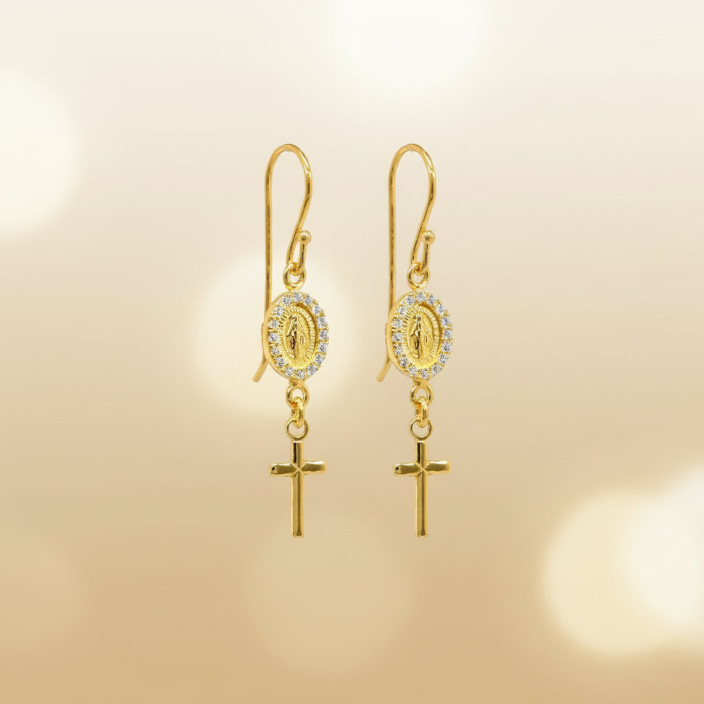 Feine Ohrhänger aus Silber mit ovalem Marienmotiv, Zirkonia-Rand und kleinem Kreuzanhänger