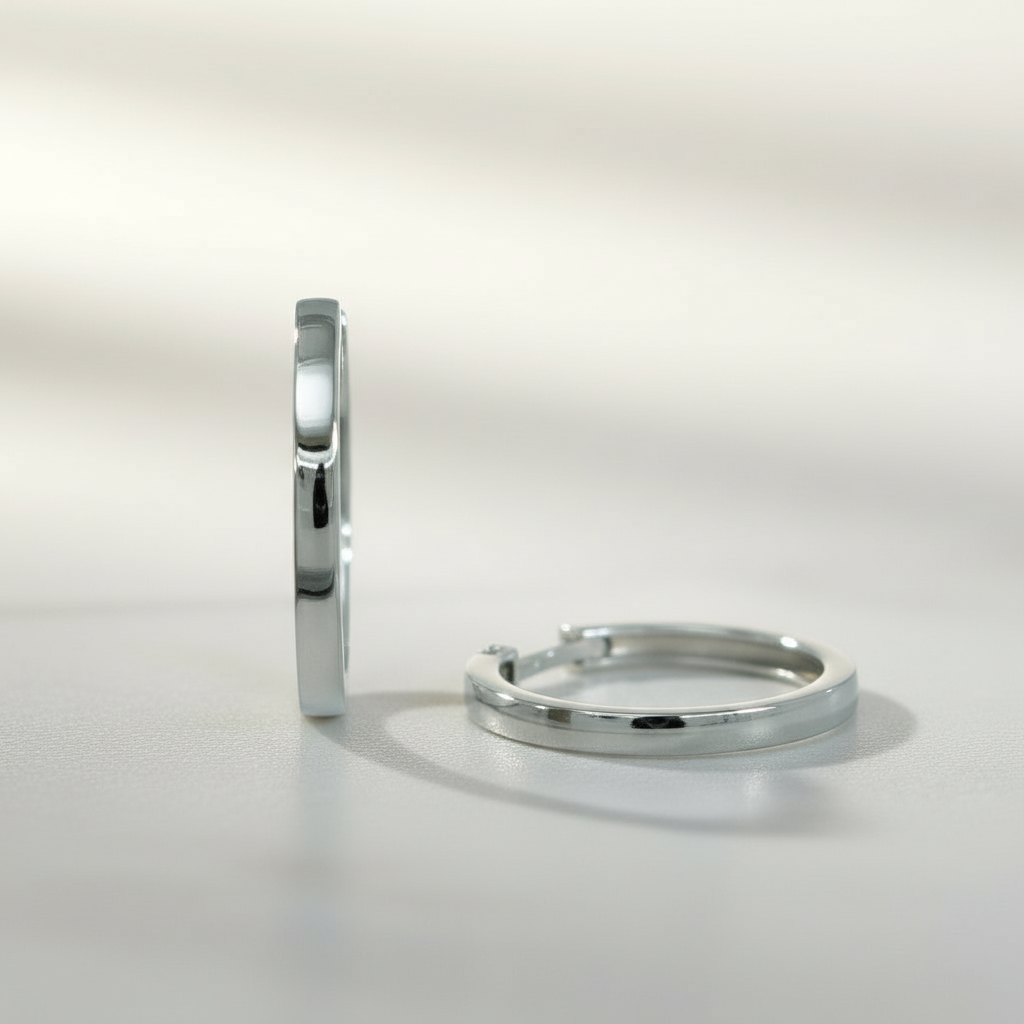 Creolen 925 Silber Huggie Rundes Profil Hochglanz – Splendido – détail macro