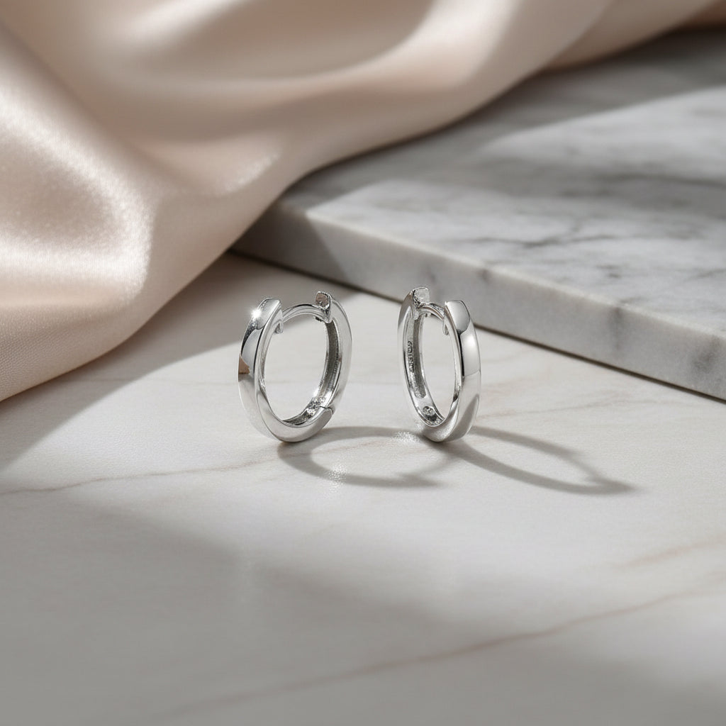 Silbercreolen mit klassischem rundem Profil und polierter Oberfläche