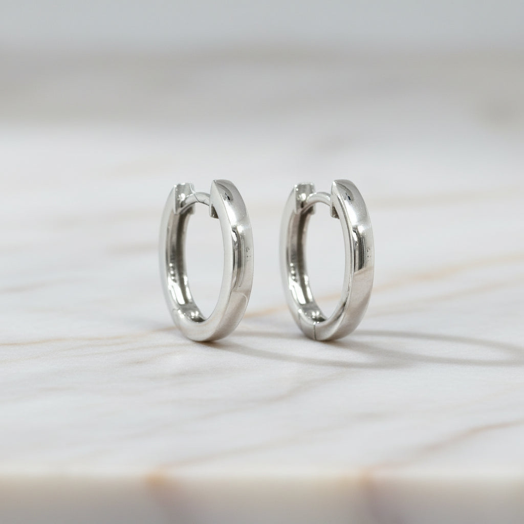 Silbercreolen mit klassischem rundem Profil und polierter Oberfläche