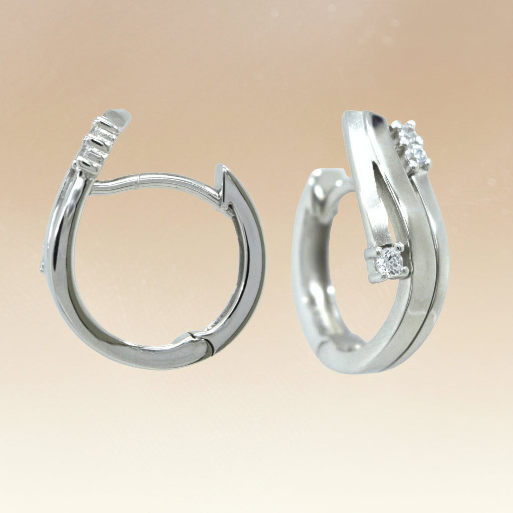 Silbercreolen mit dreireihigem Design und gefassten Zirkonia