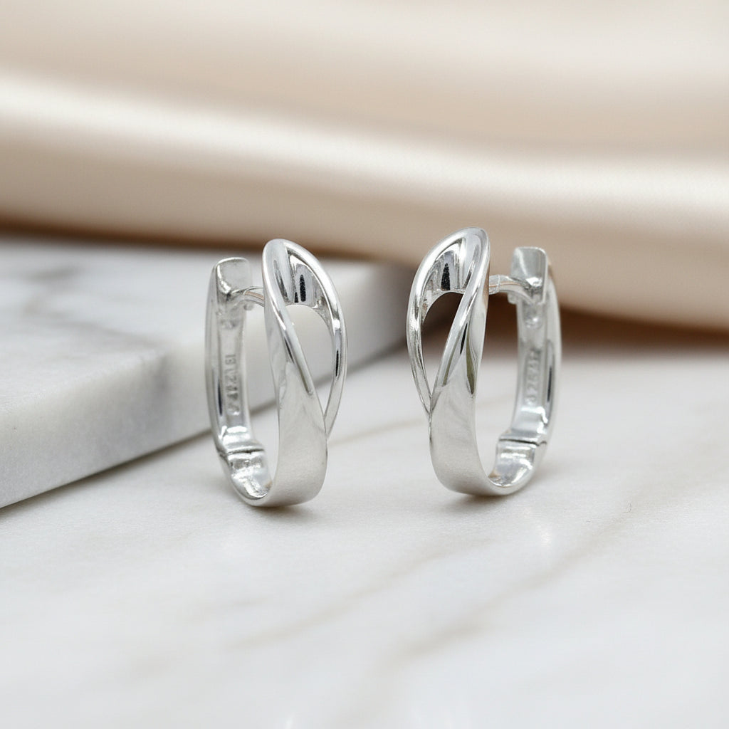 Silbercreolen mit verschlungener polierter Form