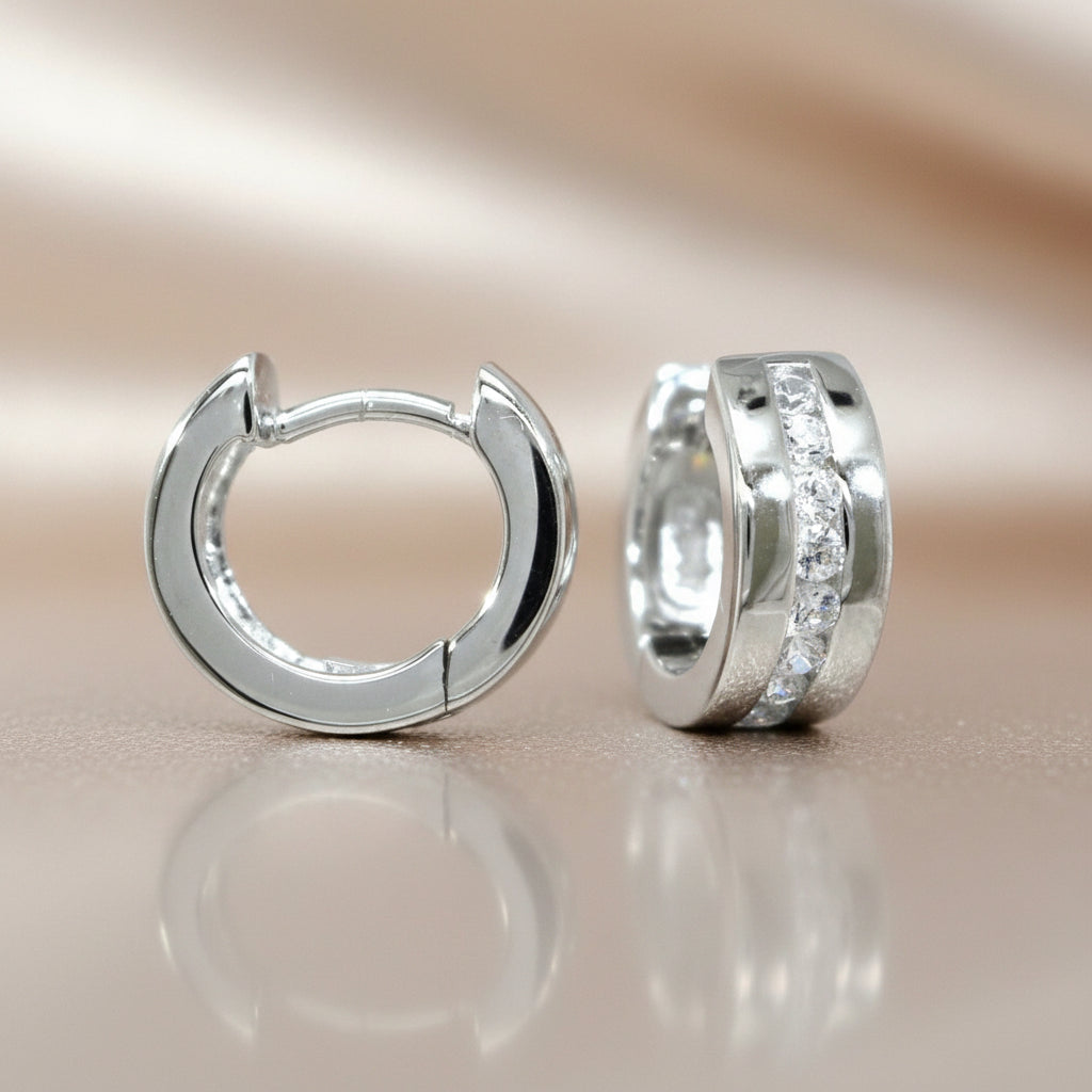 Silbercreolen mit kanalgefassten Zirkonia in glänzendem Design