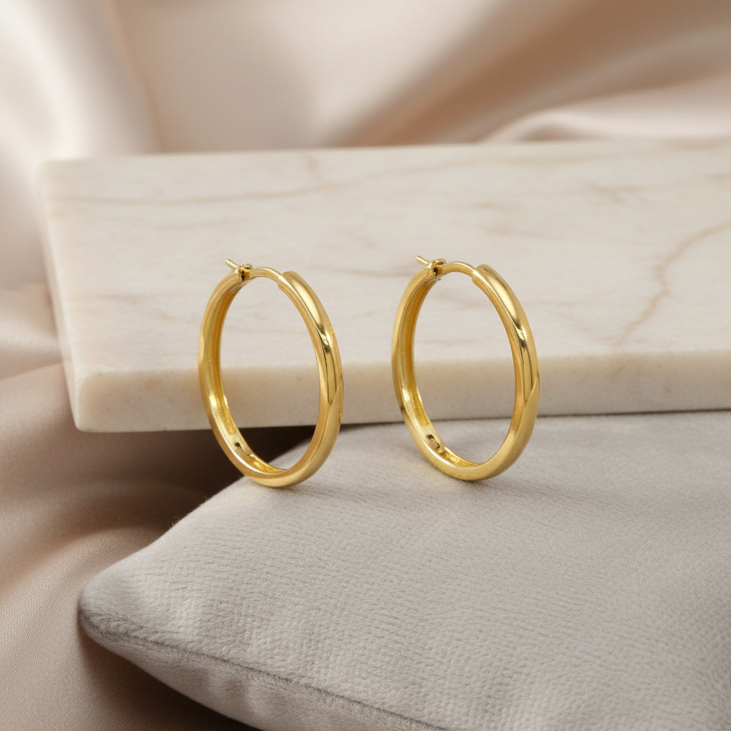 Gold Creolen in schlichter, runder Form mit glänzender Oberfläche