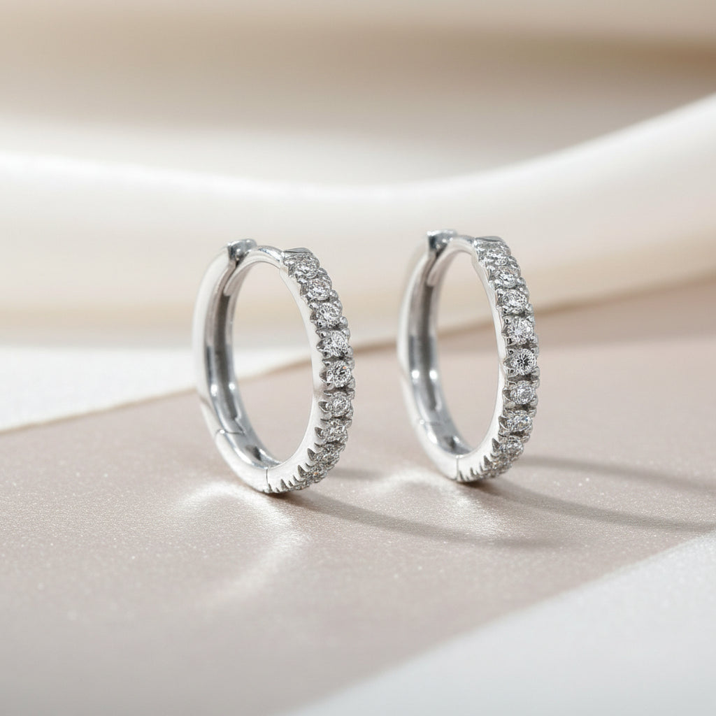 Creolen aus Weißgold mit einer Reihe weißer Zirkonia in Krappenfassung