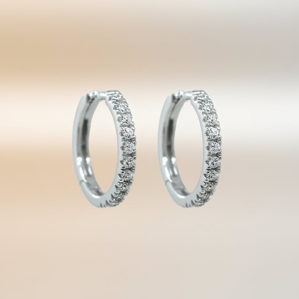 Creolen aus Weißgold mit einer Reihe weißer Zirkonia in Krappenfassung