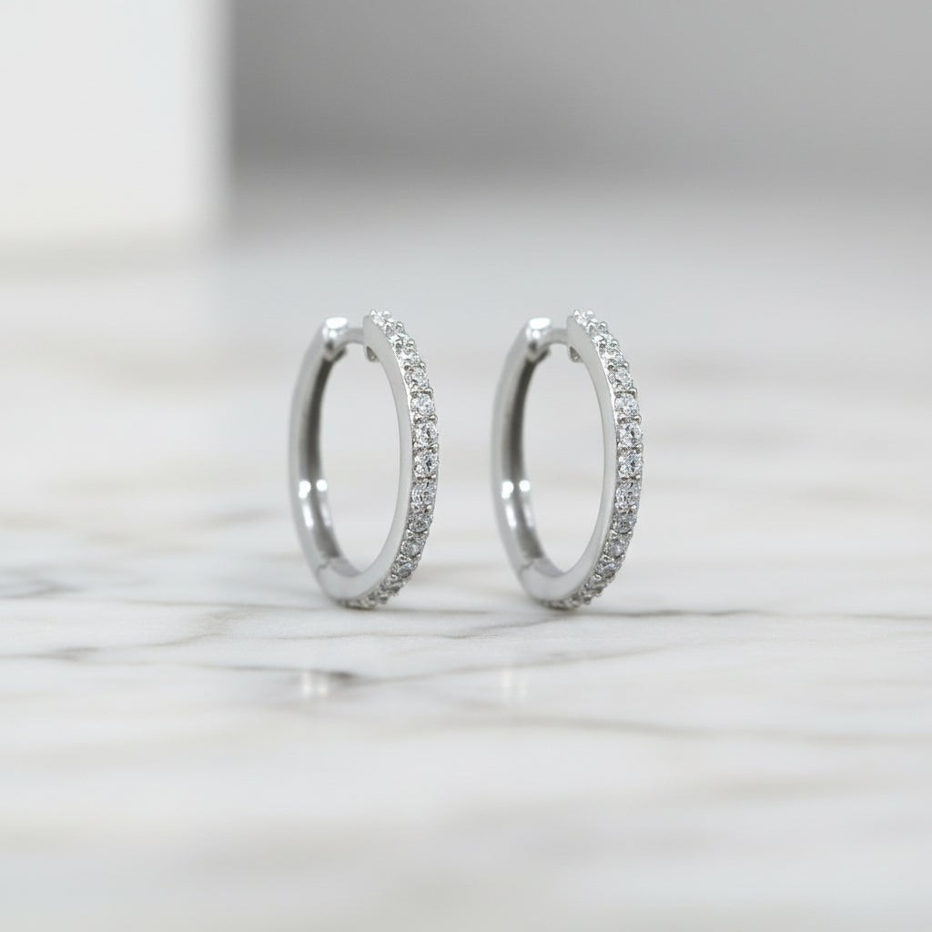 Silberne Creolen mit Zirkonia in Pavé-Fassung