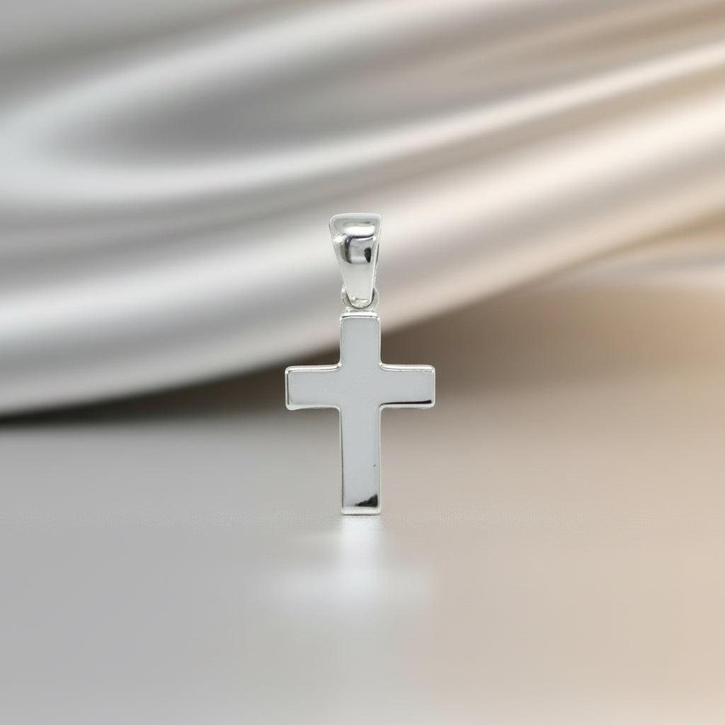 Schlichter Kreuz-Anhänger aus Weißgoldmit polierter Oberfläche und klassischer Formgebung.
