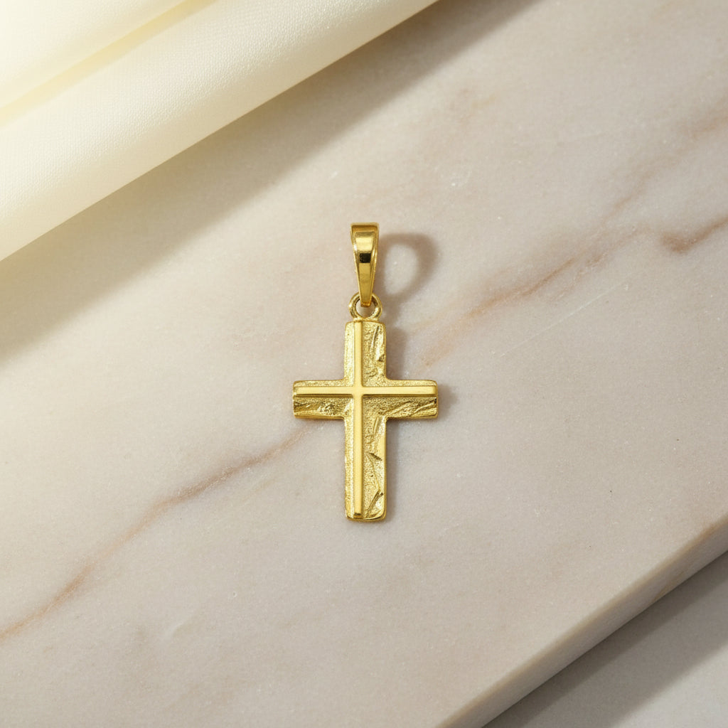 Goldanhänger in Kreuzform mit strukturierter Oberfläche