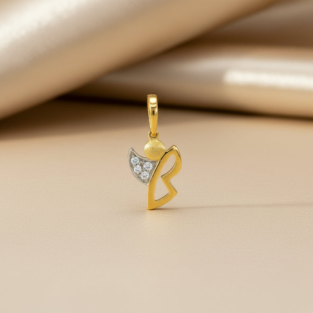 Goldener Anhänger in Form eines stilisierten Engels mit offener Silhouette, teils rhodiniert und mit drei Zirkonia-Steinen besetzt.