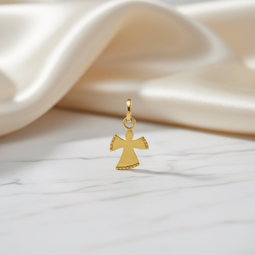 Goldener Anhänger in Form eines stilisierten Engels mit mattierter Oberfläche und dekorativer Strukturkante an Flügeln und Saum.