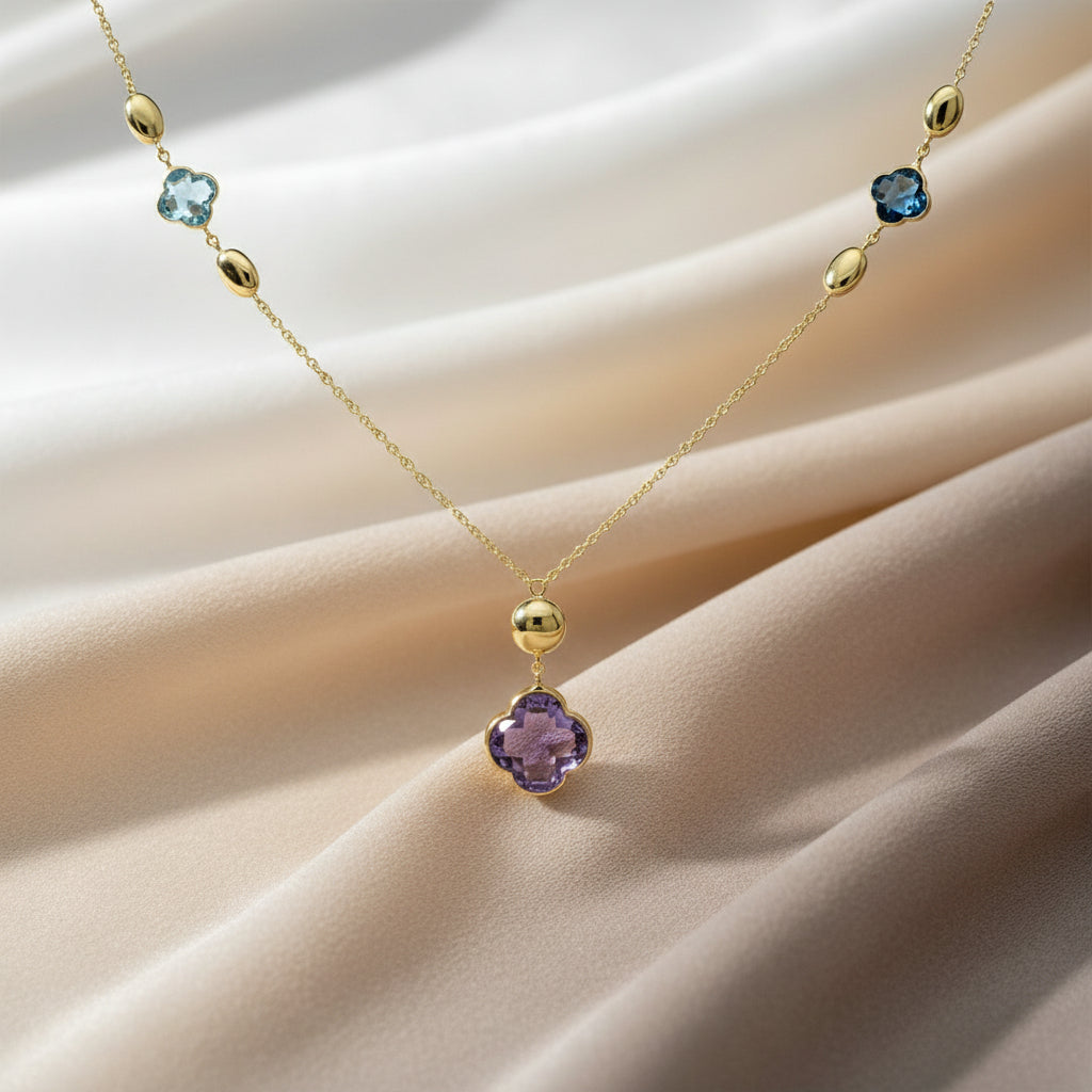 Vergoldete Kette mit violettem Amethyst in Vierpassform und polierten Zwischenelementen