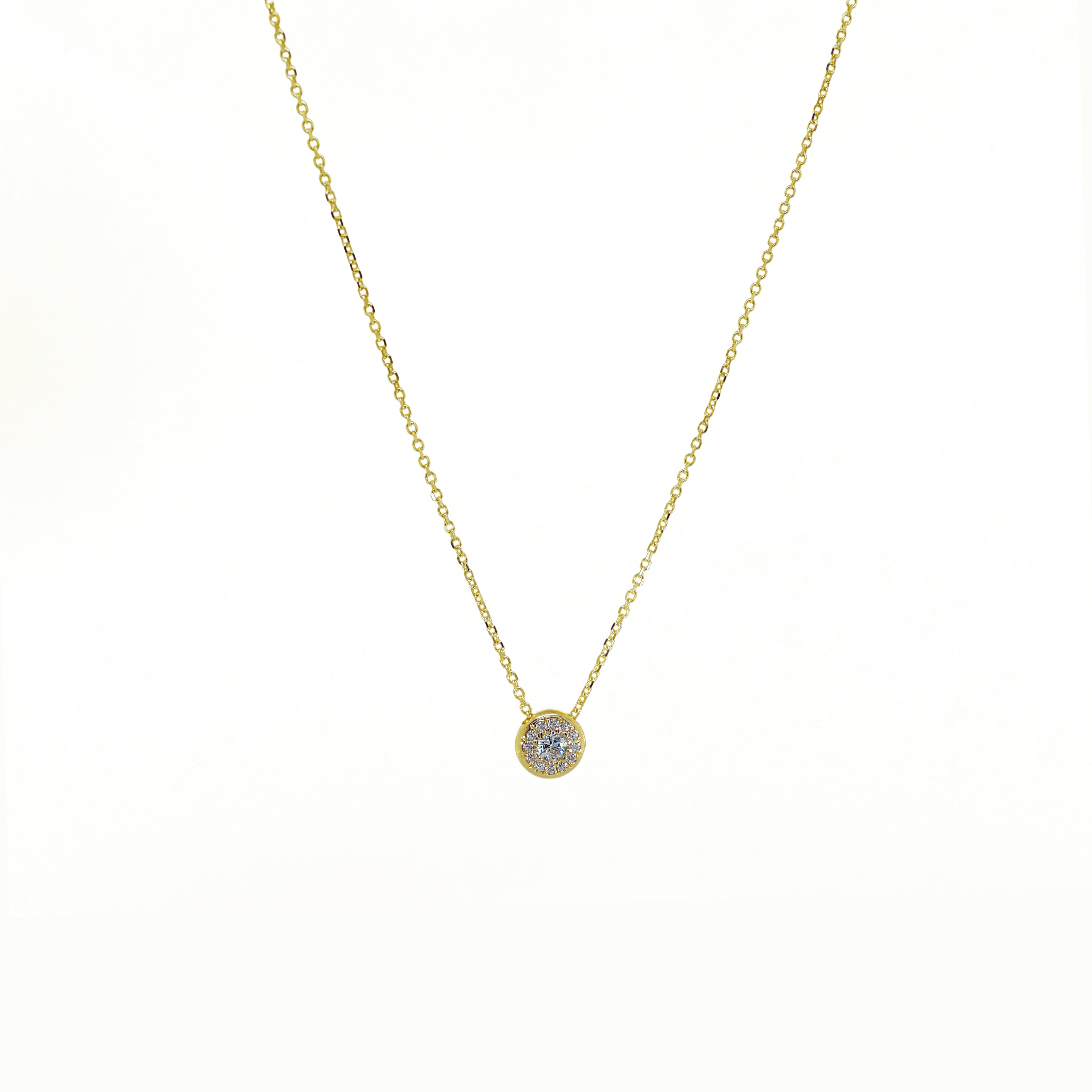 Goldkette mit rundem Anhänger in Pavé-Optik – vollständig besetzt mit Zirkonia