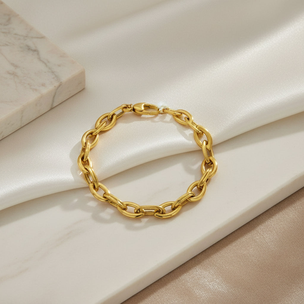 Goldenes Armband mit größeren, rundlich-ovalen, polierten Kettengliedern im klassischen Kettendesign und Karabinerverschluss.
