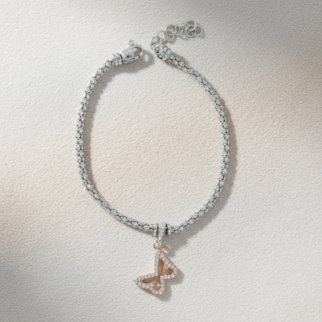 Silberarmband mit runder, kugeliger Struktur und durchbrochenem Schmetterlingsanhänger, besetzt mit klaren Zirkonia-Steinen.
AS65GLUCK: Silberarmband mit runder, kugeliger Struktur und vierblättrigem Kleeblattanhänger, besetzt mit klaren Zirkonia-Steinen.