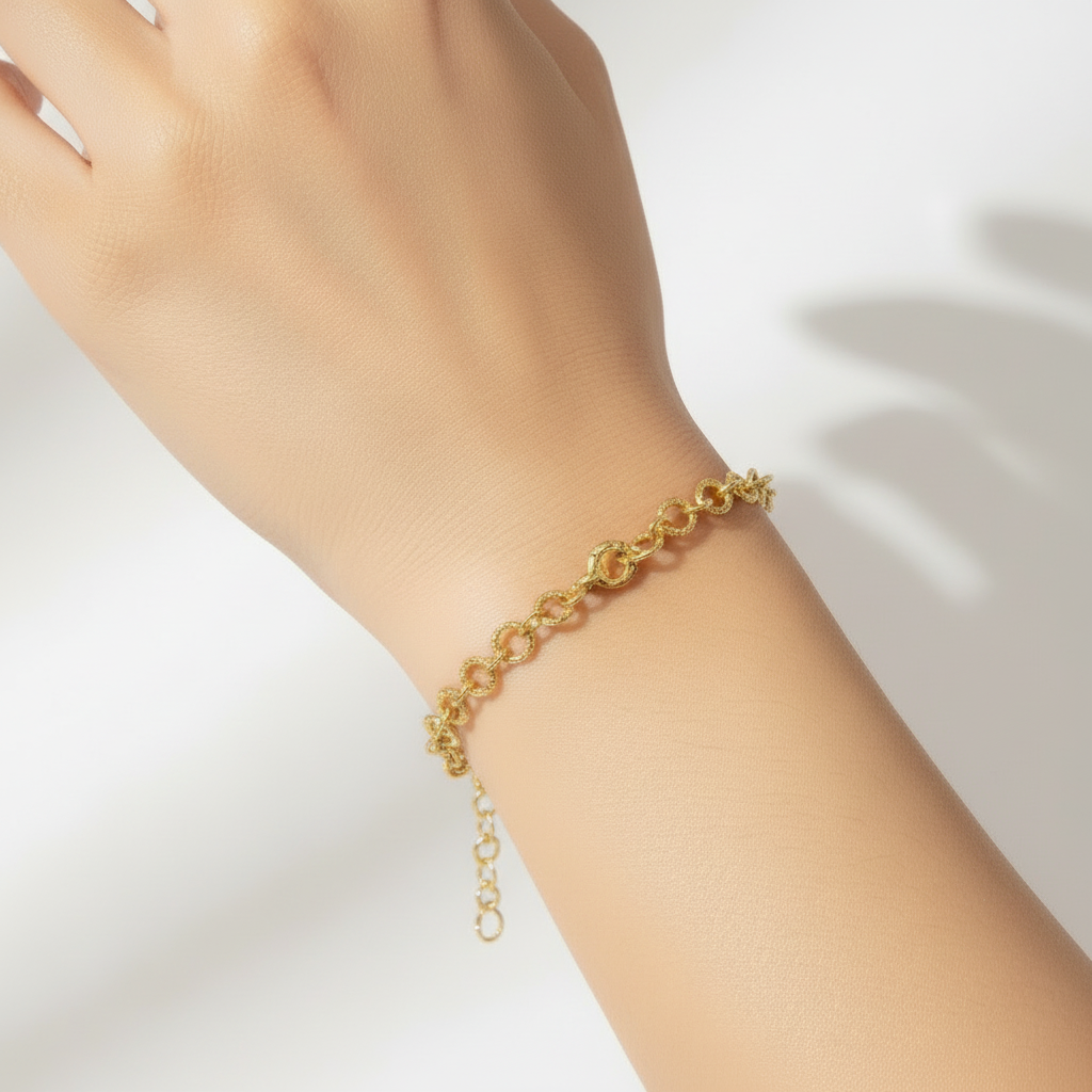 Gros plan – Bracelet en argent 925 doré, maillons ronds texturés