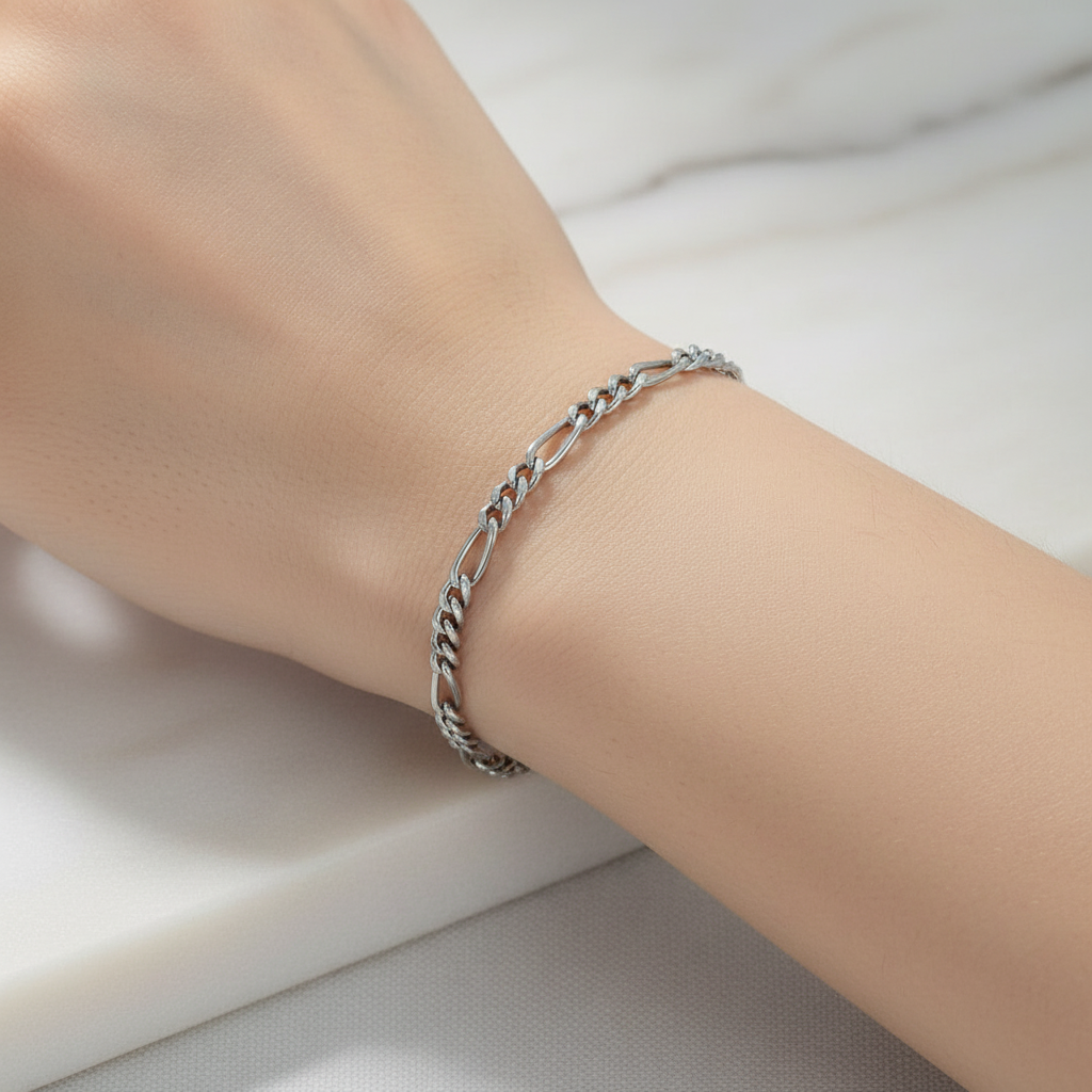 Primer plano – Pulsera de plata de ley 925 rodiada tipo fígaro