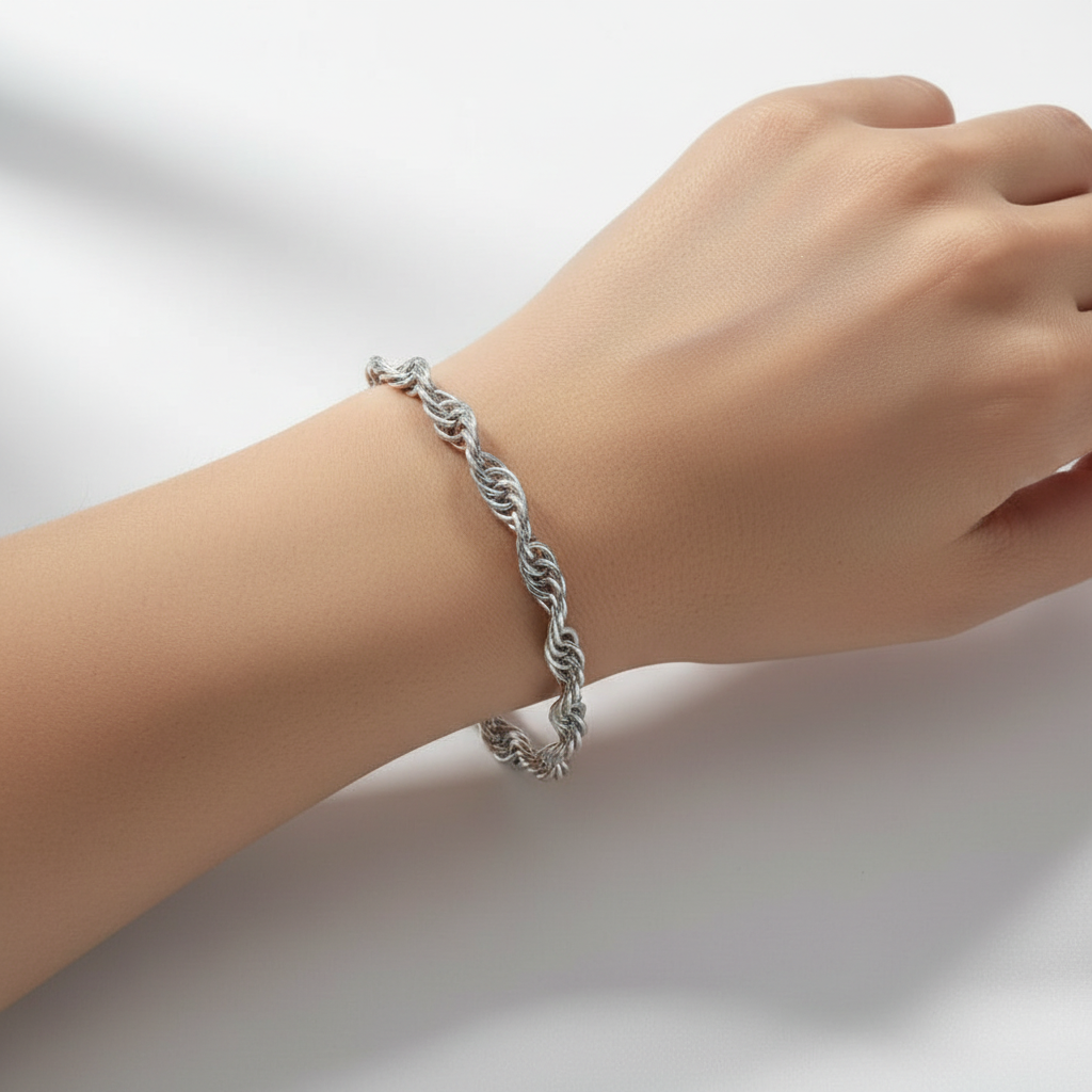 Primer plano – Pulsera de plata de ley 925 rodiada de cadena barbada retorcida