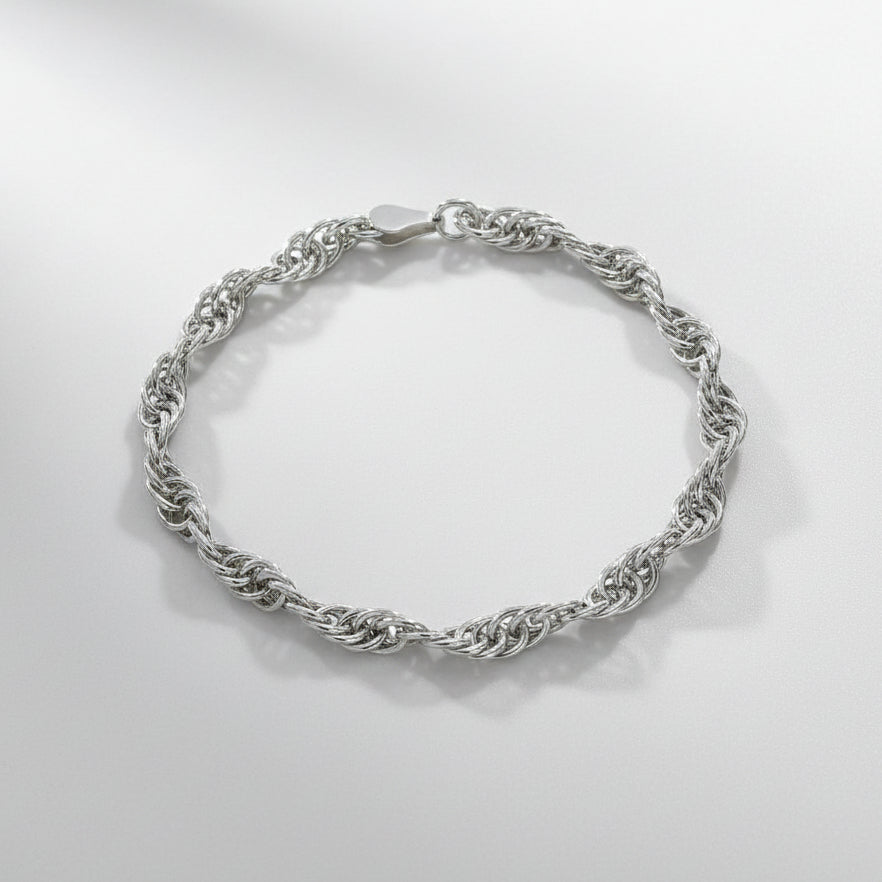 Armband aus rhodiniertem 925er Silber mit dicht gearbeiteter, leicht gedrehter Panzerkette und Karabinerverschluss.