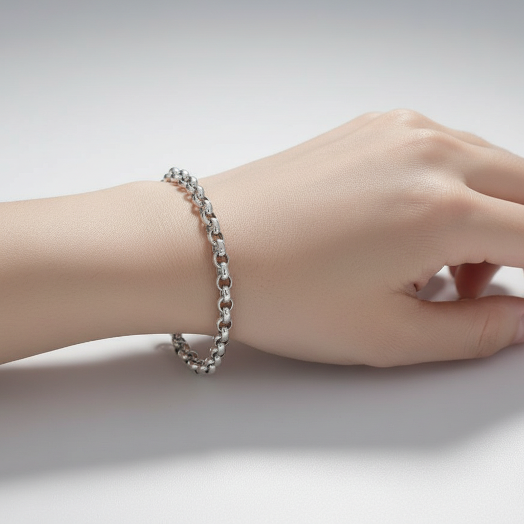 Primer plano – Pulsera de plata de ley 925 rodiada con eslabones redondos
