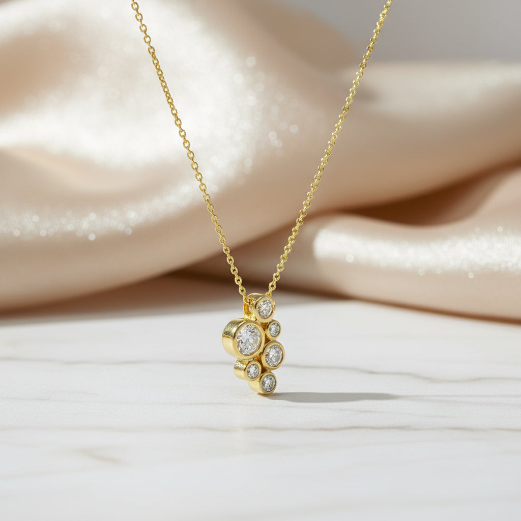 Collier K89 mit Brillanten in unterschiedlichen Größen, seitlich fotografiert, die räumliche Fassung der Steine zeigend.