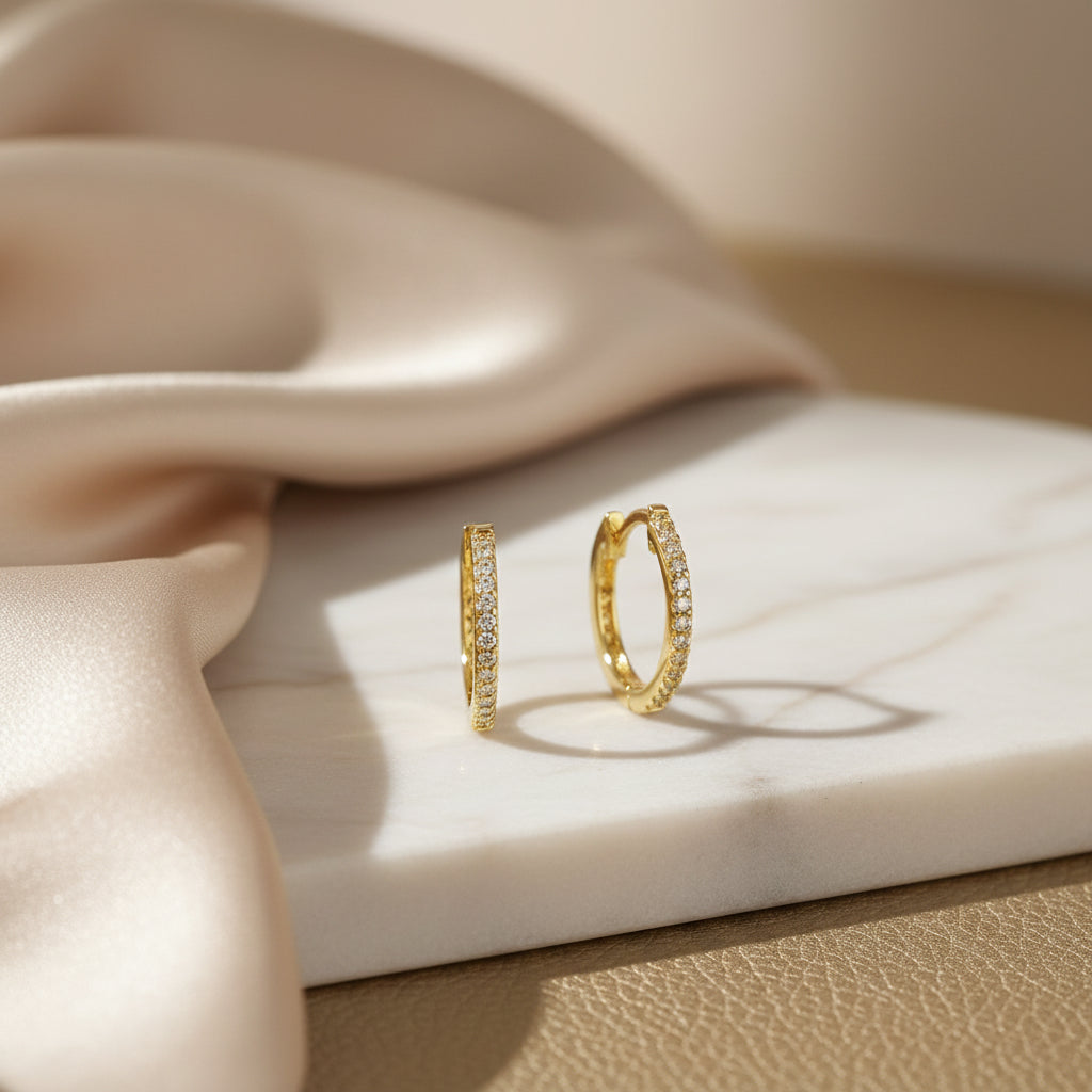 Paar Gelbgold-Creolen mit Brillantbesatz (gesamt 0,13 ct), Frontalansicht.