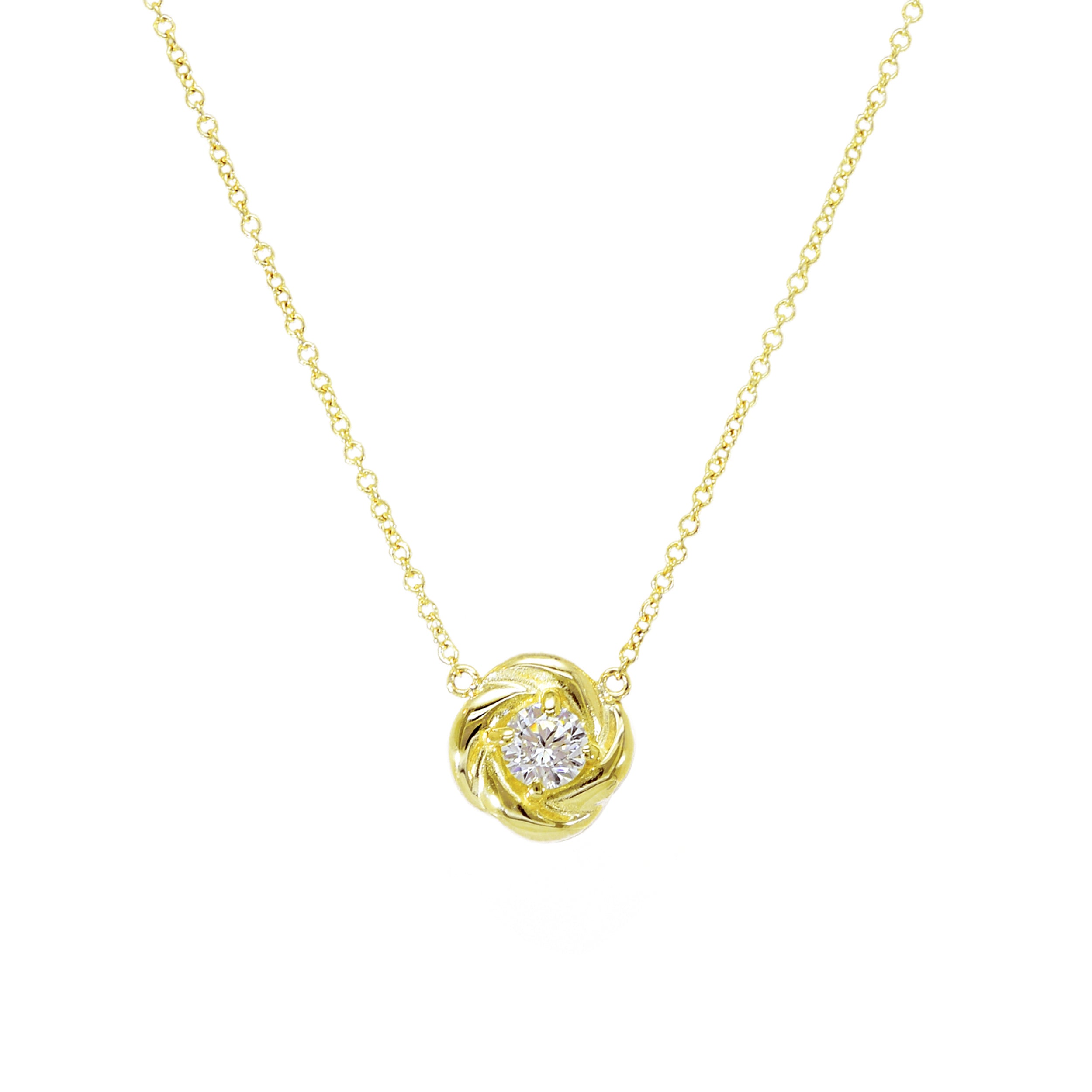 Gelbgoldkette mit zentralem Zirkonia in geflochtener Fassung, Nahaufnahme