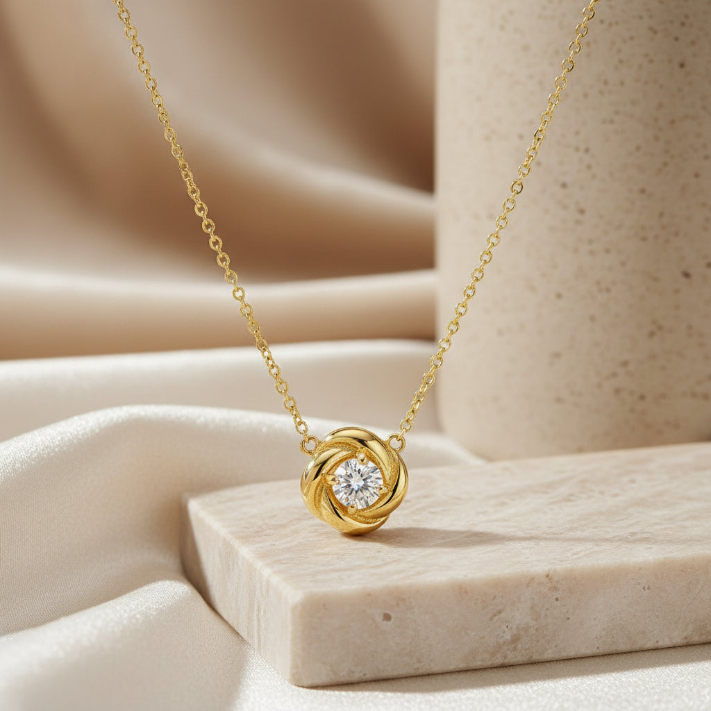 Gelbgoldkette mit zentralem Zirkonia in geflochtener Fassung, Nahaufnahme