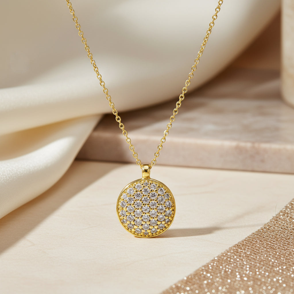 Zirkonia-Kette mit rundem Anhänger in Nahaufnahme