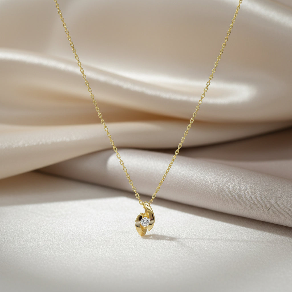 Kette mit geschwungenem Brillant-Anhänger aus 14 Karat Gold