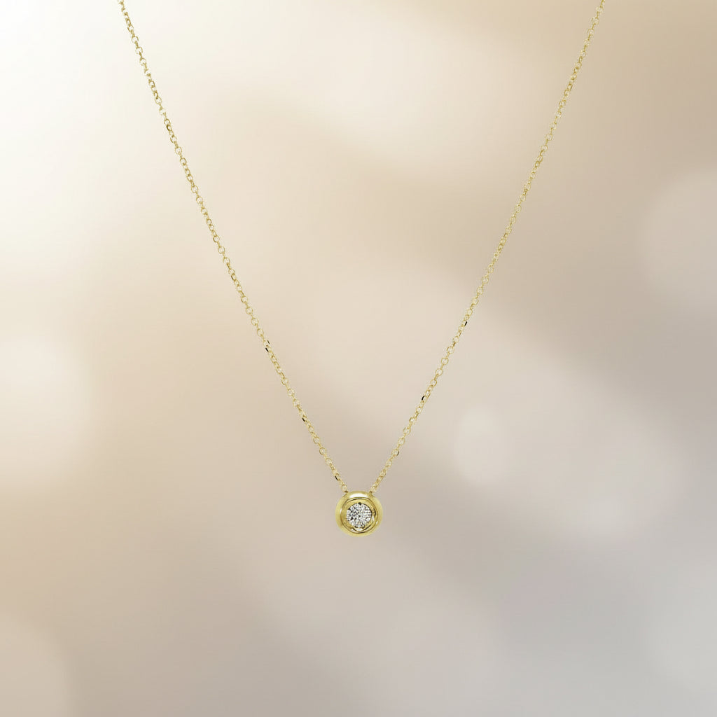 Feine Gelbgoldkette mit rundem Anhänger, gefasst mit 0,06 ct Brillant.