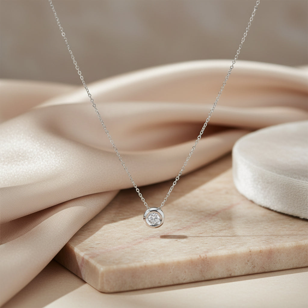 Elegante Weißgoldkette mit einem Kreisanhänger, in der Mitte ein 0,06 ct Brillant.