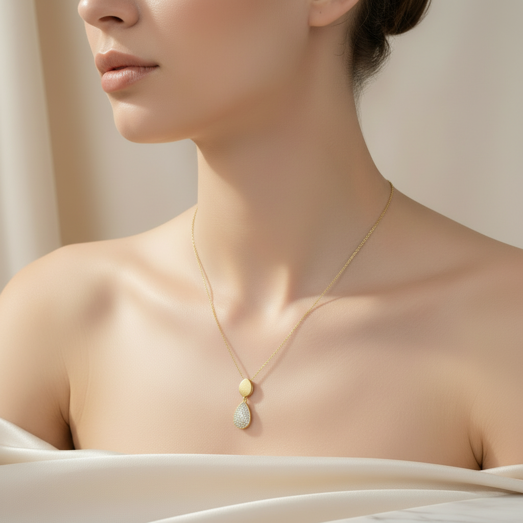 Primer plano – Collar de plata chapada en oro con circonita en forma de gota y pavé