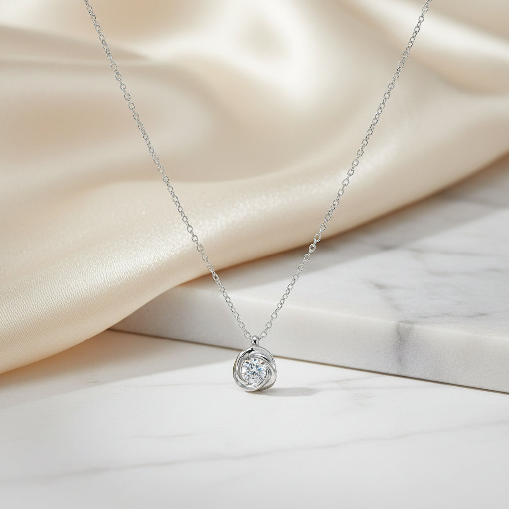 Weißgoldkette mit rundem Zirkonia in geschwungener Fassung